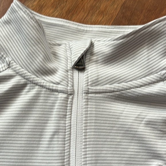BNWOT Under Armor light gray striped loose heat gear 1/4 zip top - Picture 4 of 13
